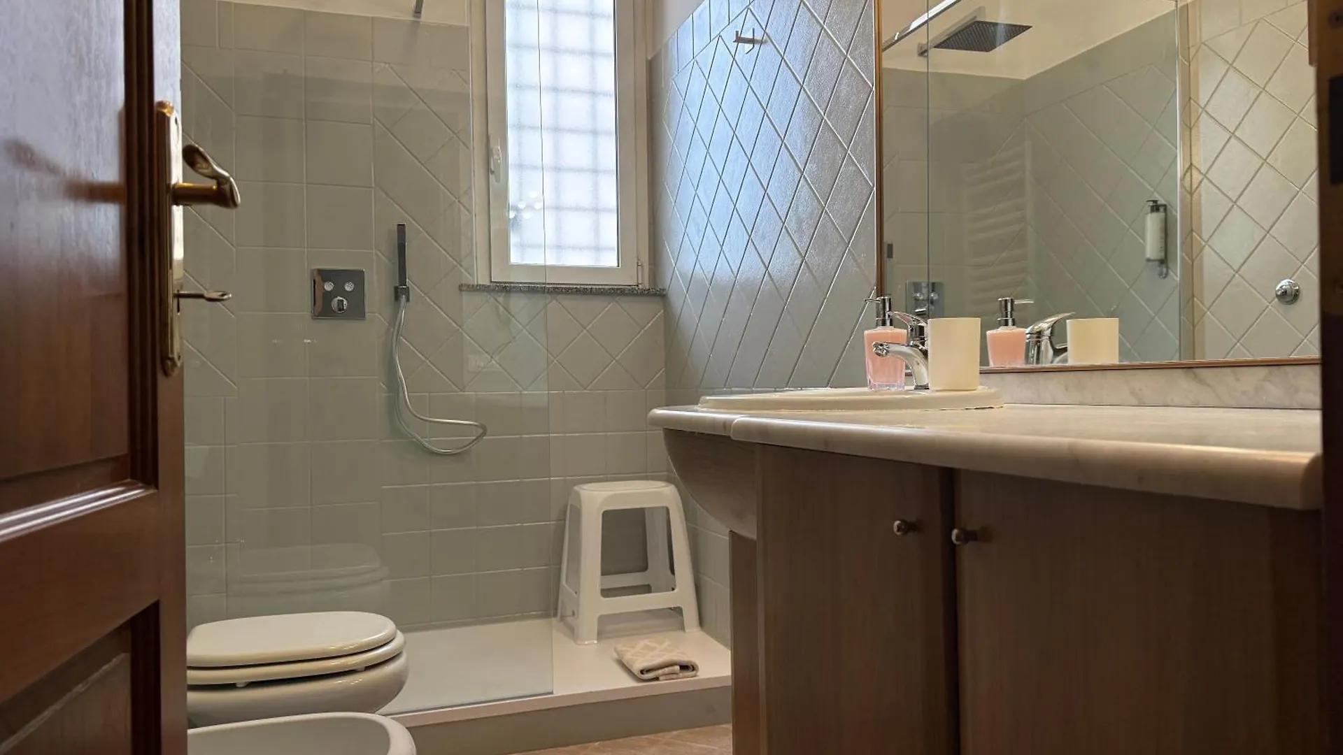 Domi 10 Apartment, Stazione Termini, Via Curtatone 12 Rome Italy
