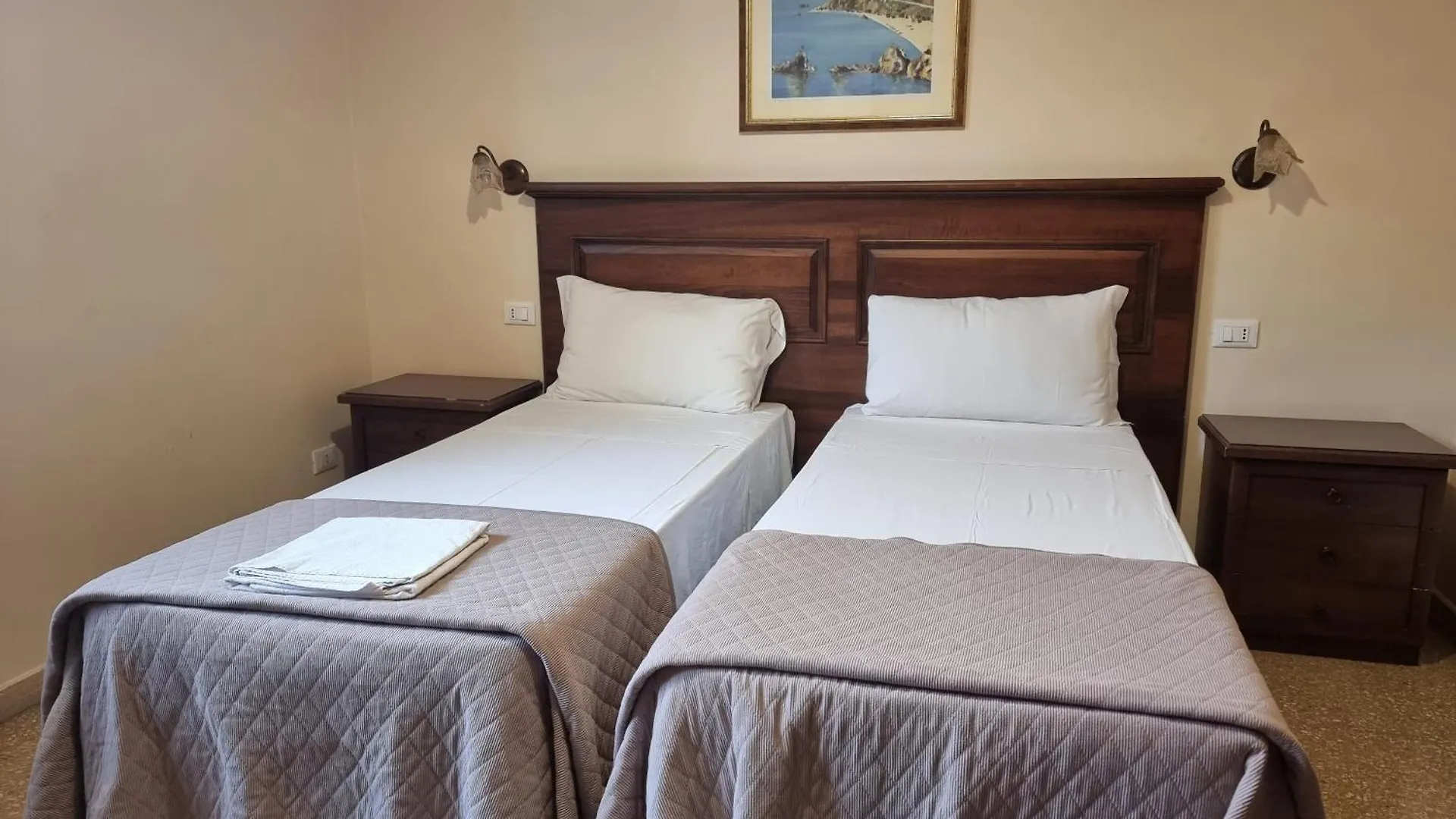 Domi 10 Apartment, Stazione Termini, Via Curtatone 12 Rome 0*,  Italy