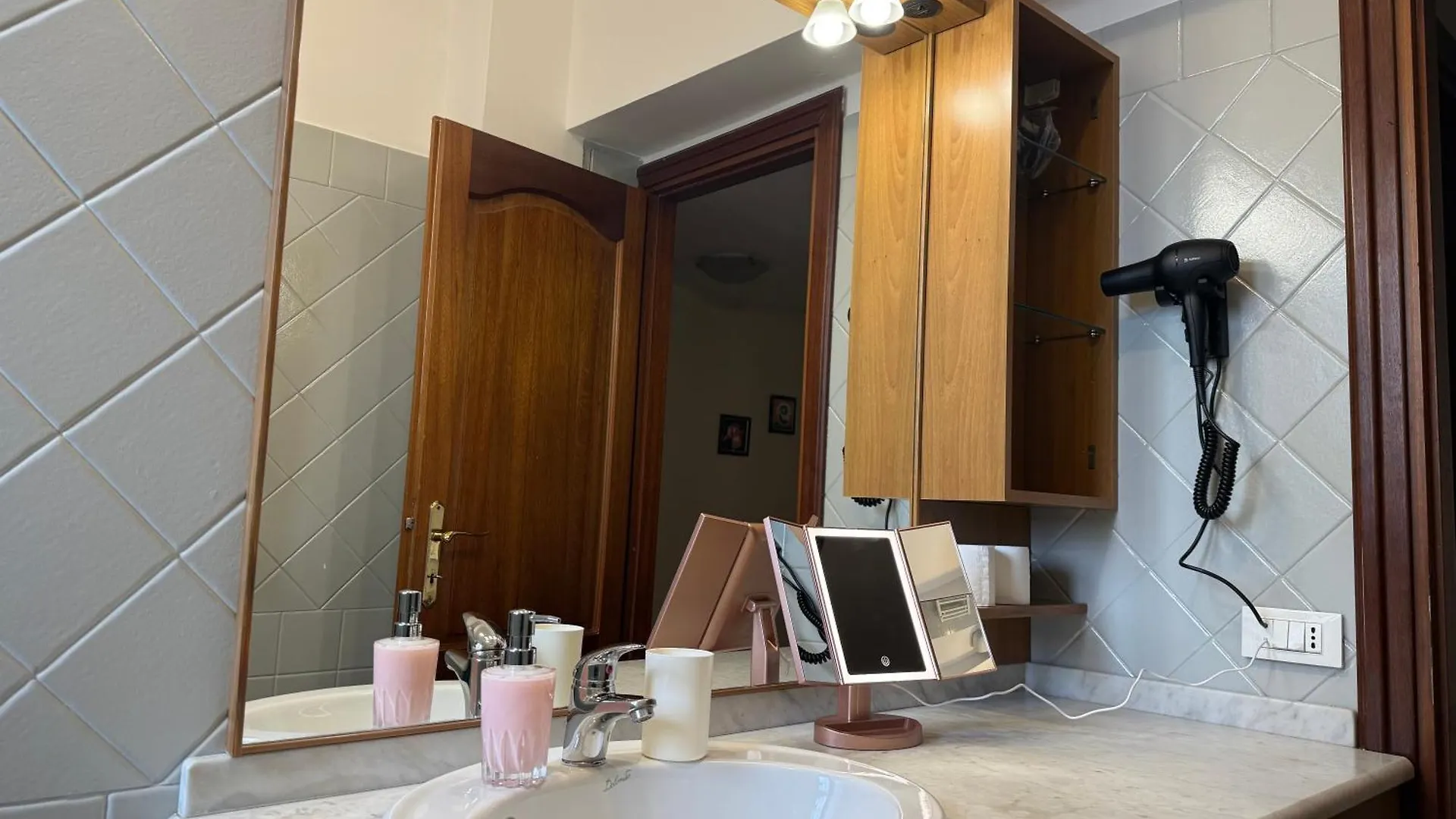 Apartment Domi 10 Apartment, Stazione Termini, Via Curtatone 12 Rome Italy